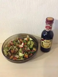 Салат с авокадо и зеленью