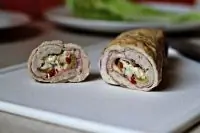 Куриный рулет с начинкой из сыра, бекона и перца