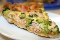 Пирог с лососем, брокколи и сыром