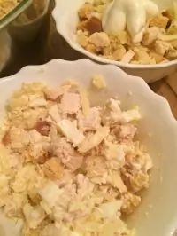 Салат из курицы с сыром и сухариками