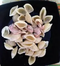 Паста конкилье в сливочно-сырном соусе с горбушей