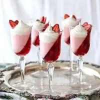 Клубничное парфе со сливками