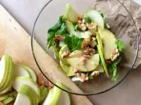 Салат с грушей и копченым сыром