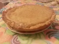 Пирог с вареной сгущенкой и сливками на творожном тесте