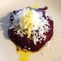 Салат из свеклы слоеный с твердым козьим сыром