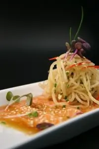 Карпаччо из филе лосося в имбирном маринаде с лапшой из дайкона