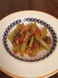 Цикорий, тушенный с помидорами и чесноком