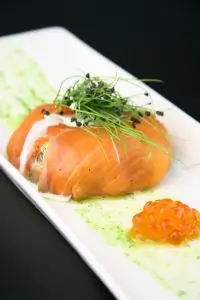 Мешочек с лососем с красной икрой и огурцом