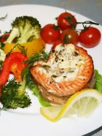 Запеченые рулеты из лосося с овощами