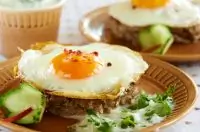 Бифштекс из говядины с яйцом с огуречно-йогуртовым соусом