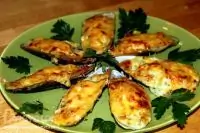 Мидии в ракушках, запеченные с сыром