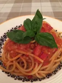 Спагетти с помидором и базиликом