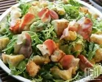 Салат айсберг с беконом и авокадо