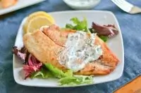 Жареная рыба под йогуртом с зеленью