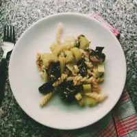 Салат с макаронами, сельдереем и грибами