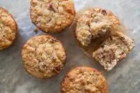 Кексы с изюмом и яблочным пюре