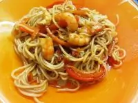 Фунчоза с овощами, креветками и кунжутом