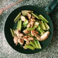 Курица жареная с сельдереем по рецепту Марты Стюарт