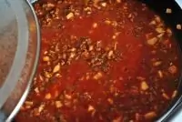 Говяжий фарш с томатами и корицей