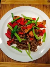 Стир-фрай из индейки в устричном соусе с лапшой соба