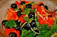 Салат с печеным сладким перцем и оливками