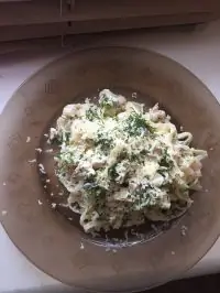 Спагетти с курицей и грибами в сливочном соусе