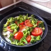 Горбуша с брокколи и помидорами