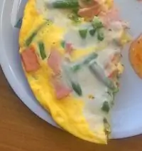 Тортилья с колбасой и стручковой фасолью