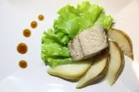 Запеченый тунец с гарниром из груш