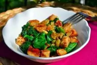 Теплый салат из шпината, изюма и кедровых орешков