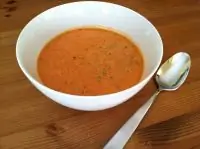 Томатный суп с свежим базиликом и сливками