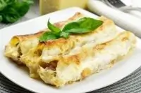 Каннеллони, начиненные фаршем, под соусом бешамель