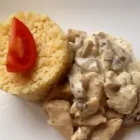 Индейка с грибами в сливочном соусе с булгуром