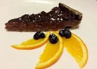 Шоколадный тарт с клубникой на песочном тесте из гречневой муки