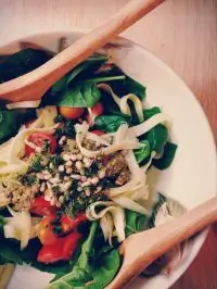 Салат из молодого кабачка с помидорами черри и мятным сицилийским песто