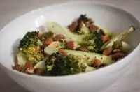 Брокколи, запеченная с миндалем