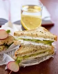 Сэндвич с курицей и редисом