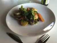 Запечённые овощи под мятно-чесночным соусом