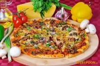 Мясная пицца с грибами и красным луком