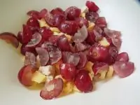 Салат с курицей, сыром и виноградом