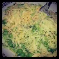 Тальятелли с зеленым горошком, кресс-салатом и пармезаном