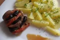 Запеченная свиная вырезка с помидорами и черносливом