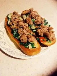 Брускетта с фаршем и овощами