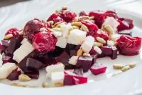 Салат со свеклой, вишней, сыром и орехами