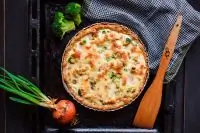 Киш с красной рыбой и брокколи