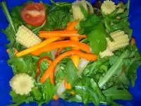 Салат из рукколы, шпината, моркови и кукурузой.