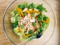 Теплый салат с кальмаром в кокосовых сливках