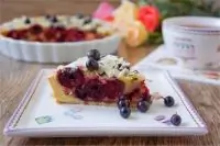 Пирог с вишней и черной смородиной