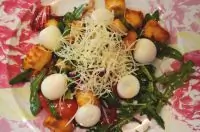 Салат с рукколой, помидорами и сухарями