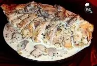 Куриные грудки с грибами в сметанном соусе